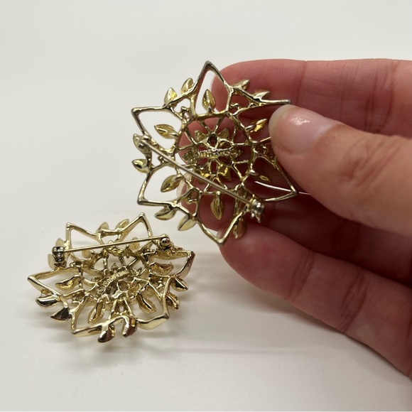 Vintage 1962 Gold Tone Sarah Coventry Brooch Pin - Picture 7 of 7